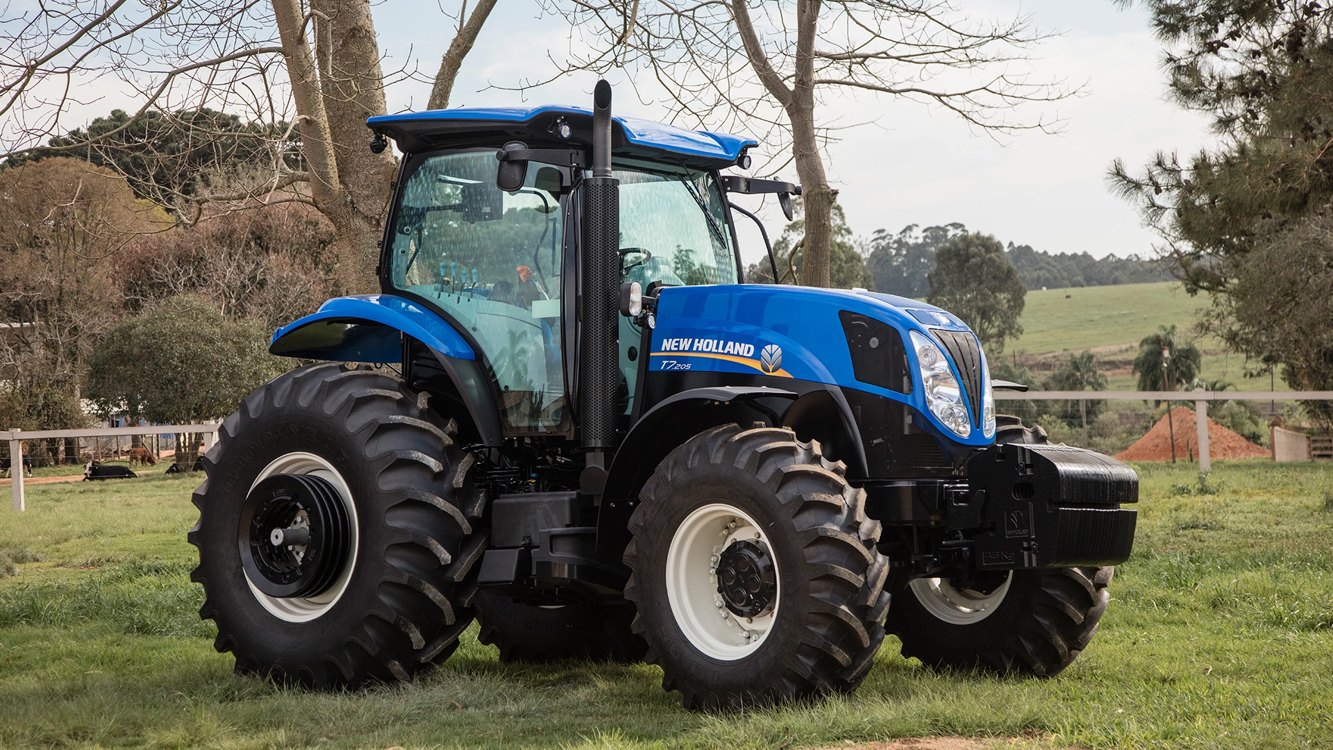 trator-new-holland-modelo-t7swb-em-campo-visao-lateral